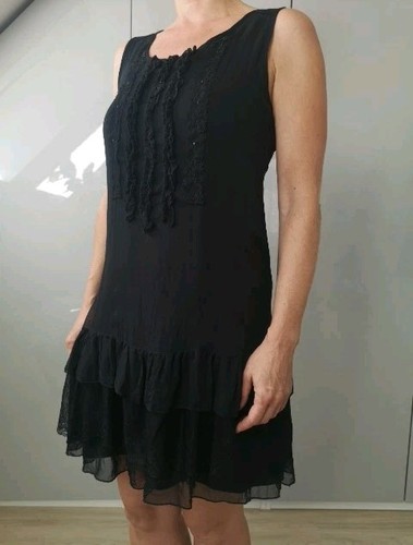 Feines schwarzes kleid mit - schwarzes,